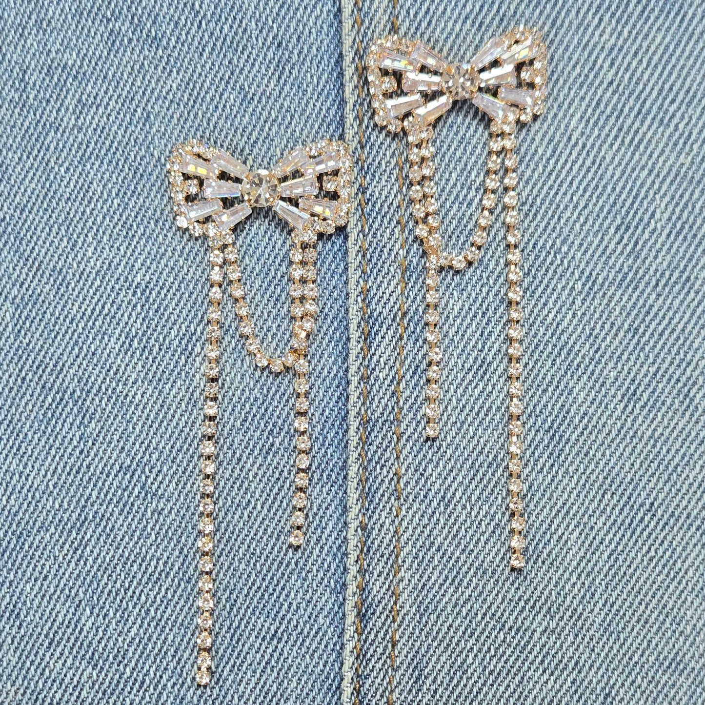 E1424 28007 Bowtie Dangle Earrings