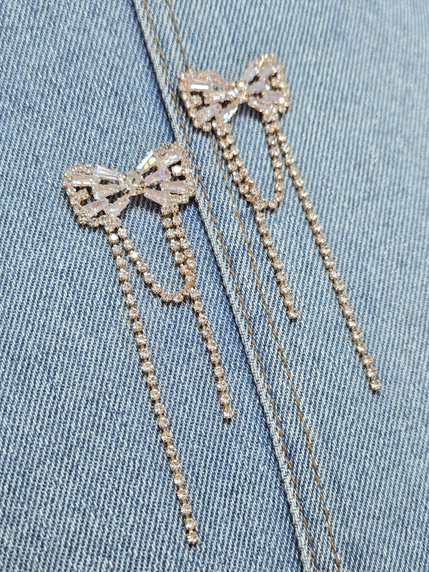 E1424 28007 Bowtie Dangle Earrings