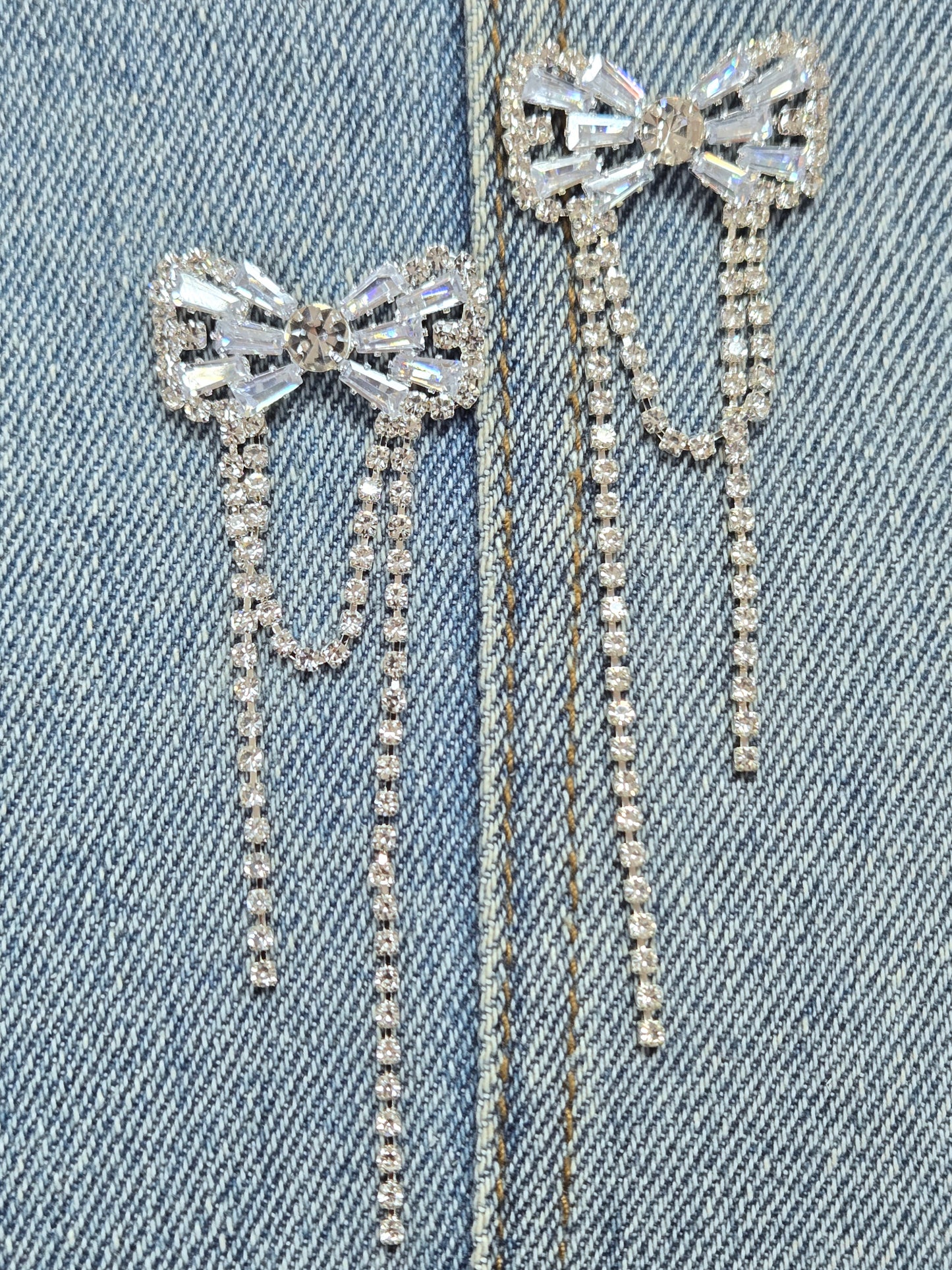 E1424 28007 Bowtie Dangle Earrings