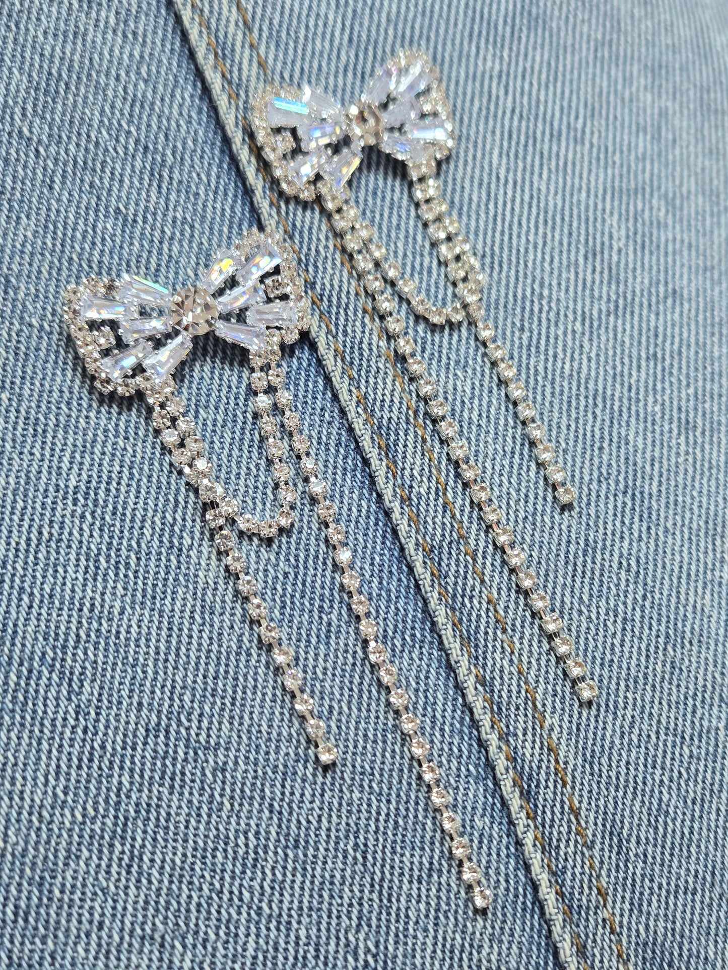 E1424 28007 Bowtie Dangle Earrings