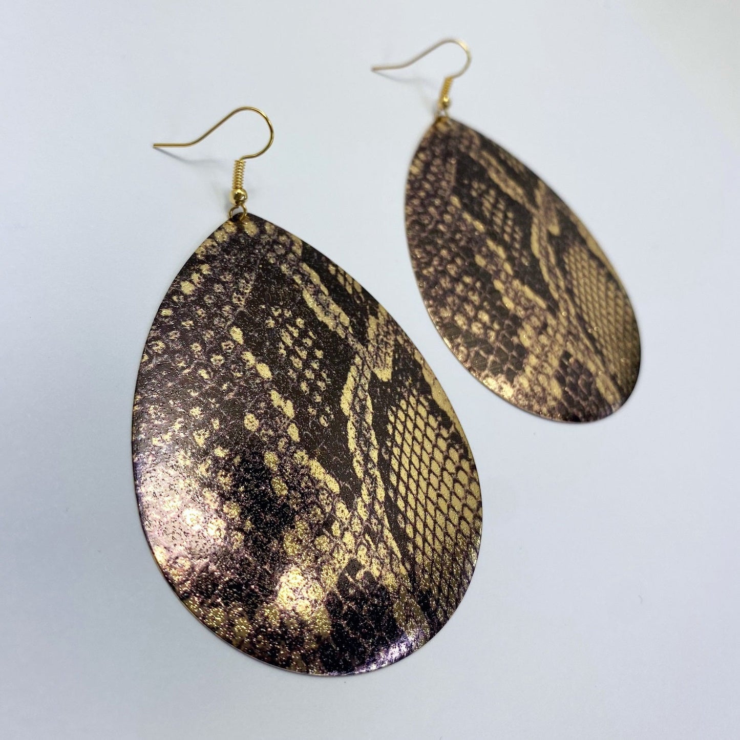 E1348 26885 Snakeskin Teardrop Dangle Earrings
