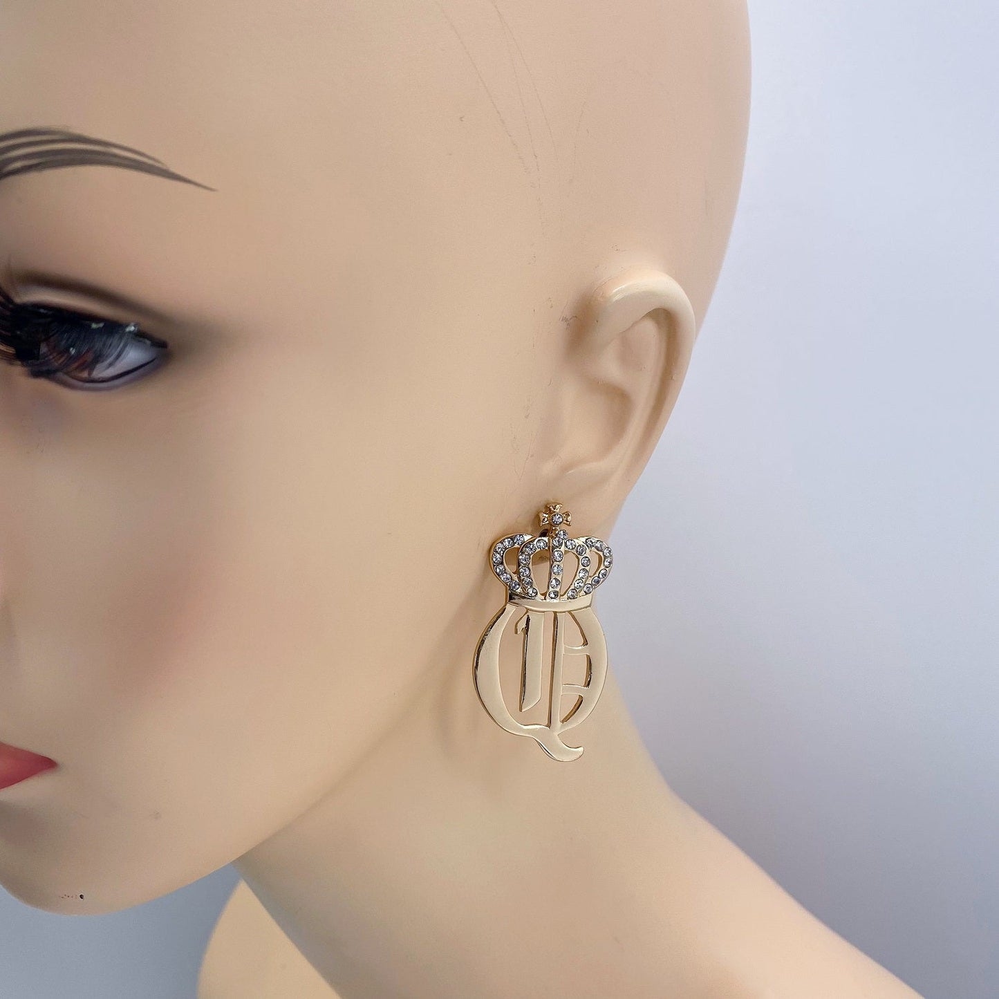 E0848 KE5116 Q Letter Rhinestone Crown Design Post Stud Earrings