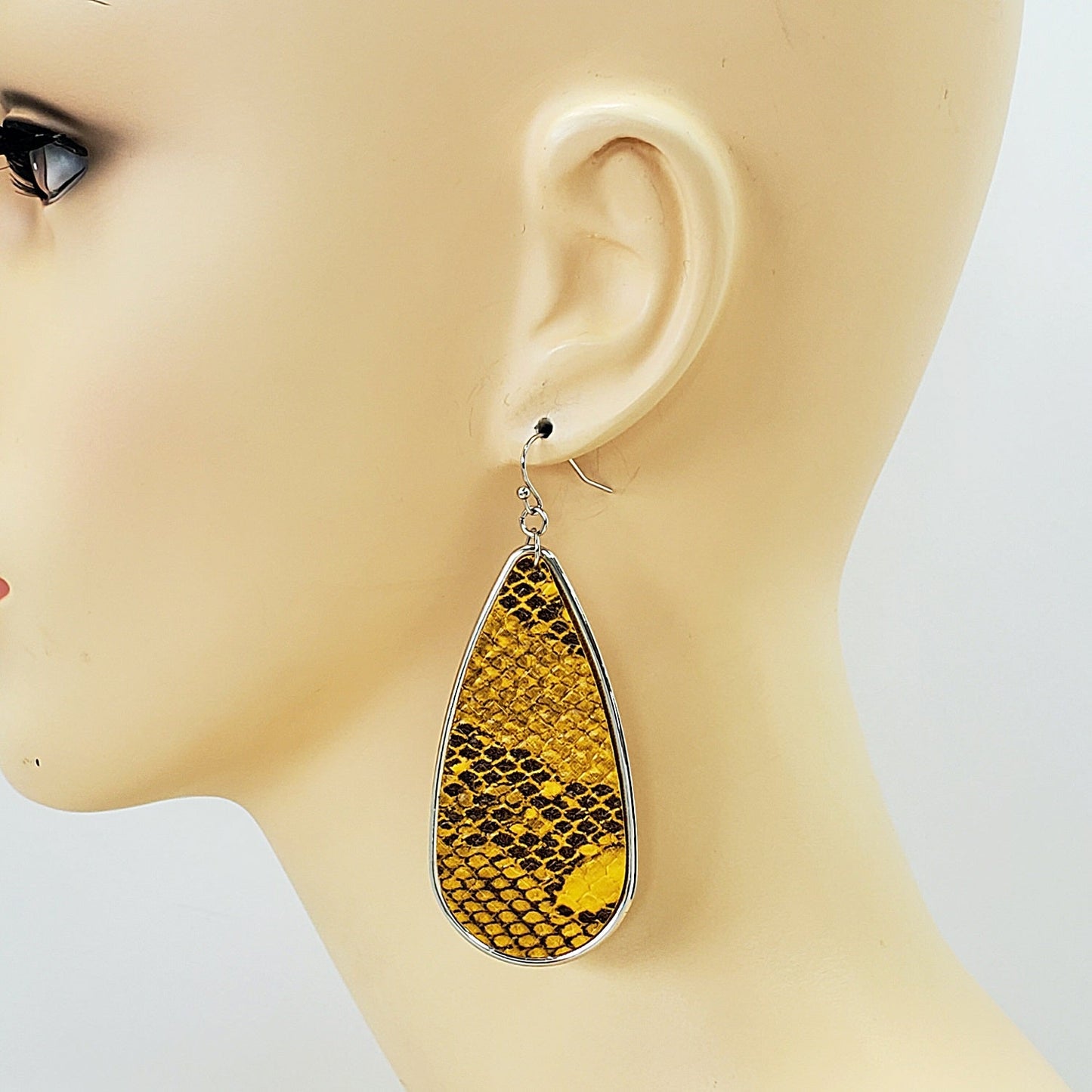 E0703 TE9049 SNAKE SKIN PATTERN TEARDROP DROP DANGLE EARRINGS