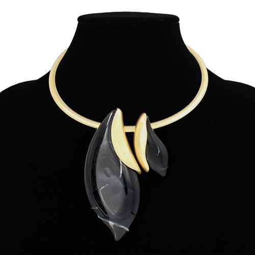 Sculptural Leaf Pendant Necklace | N5402