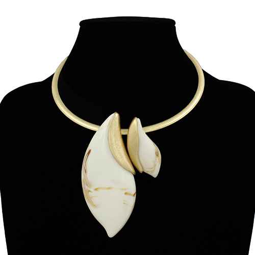 Sculptural Leaf Pendant Necklace | N5402