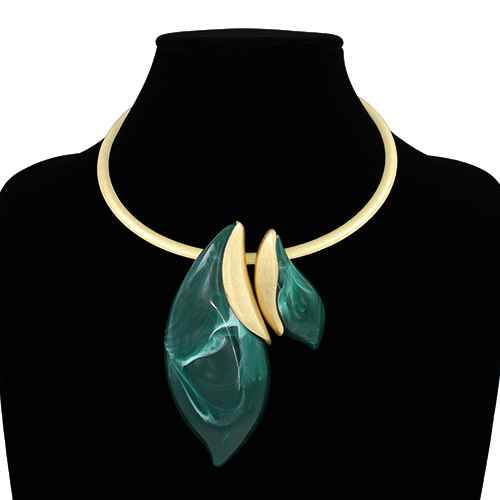 Sculptural Leaf Pendant Necklace | N5402