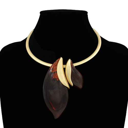 Sculptural Leaf Pendant Necklace | N5402