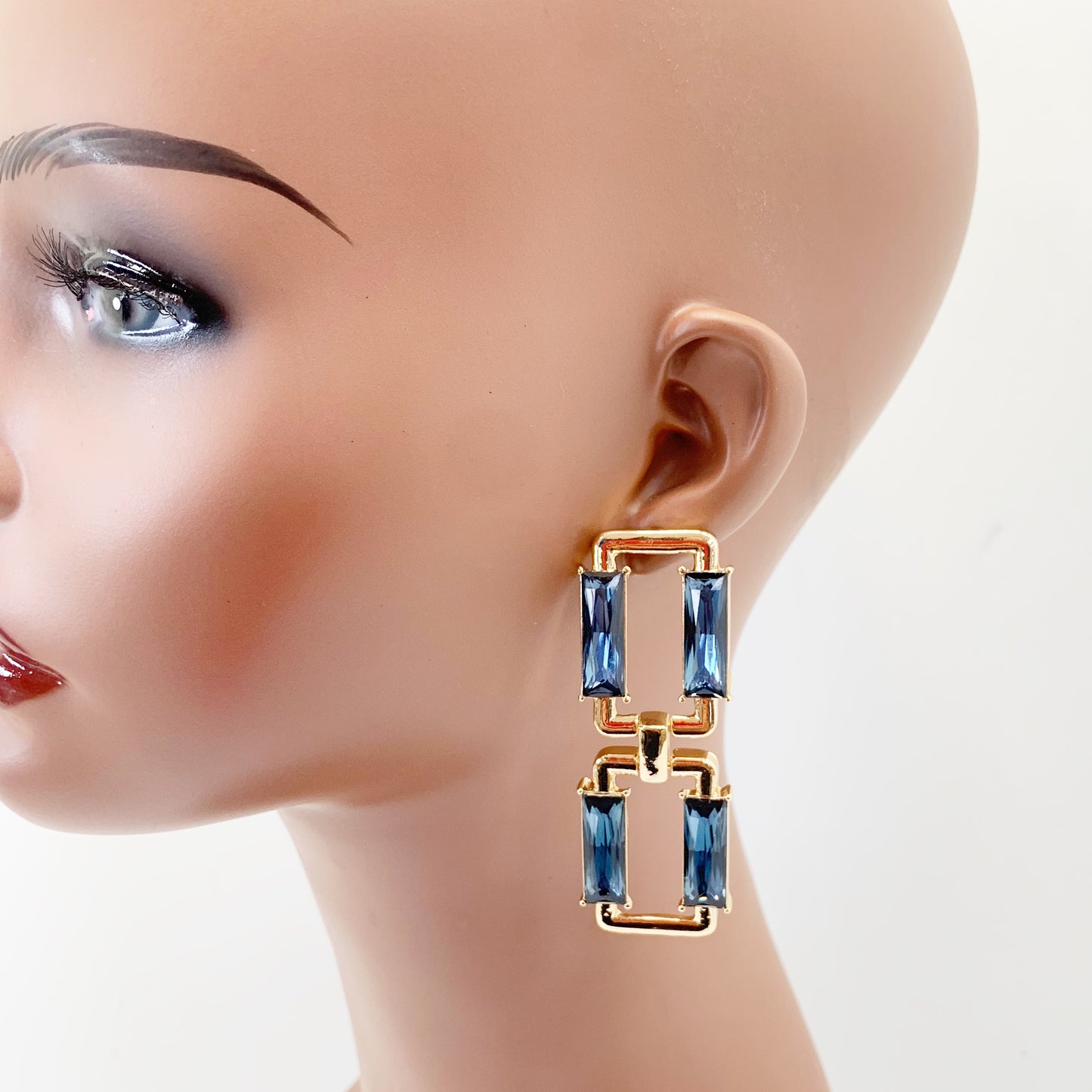 E0126 | Linked Crystal Earrings | 25E4897