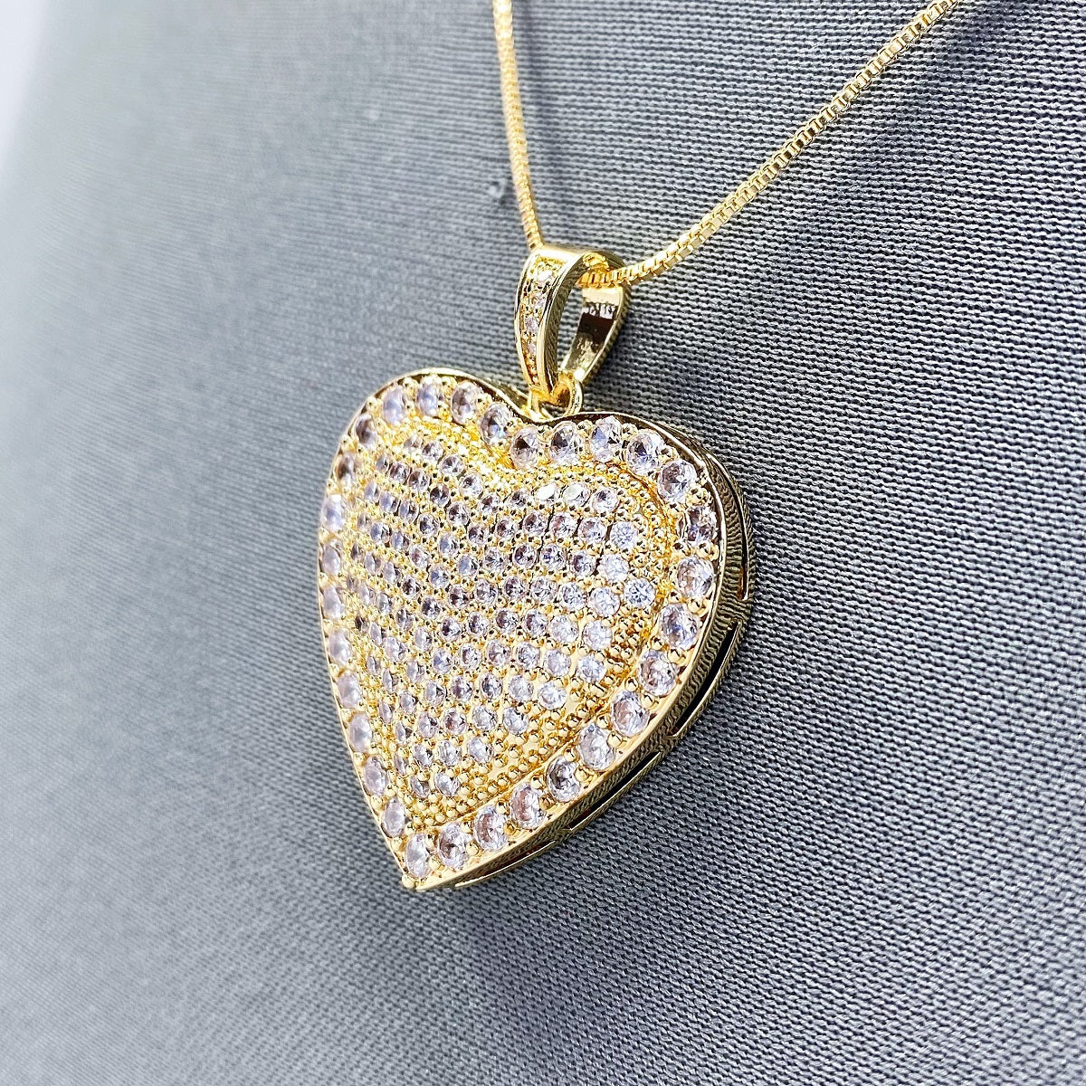 N0205 17617 Love Shape Pendant Necklace