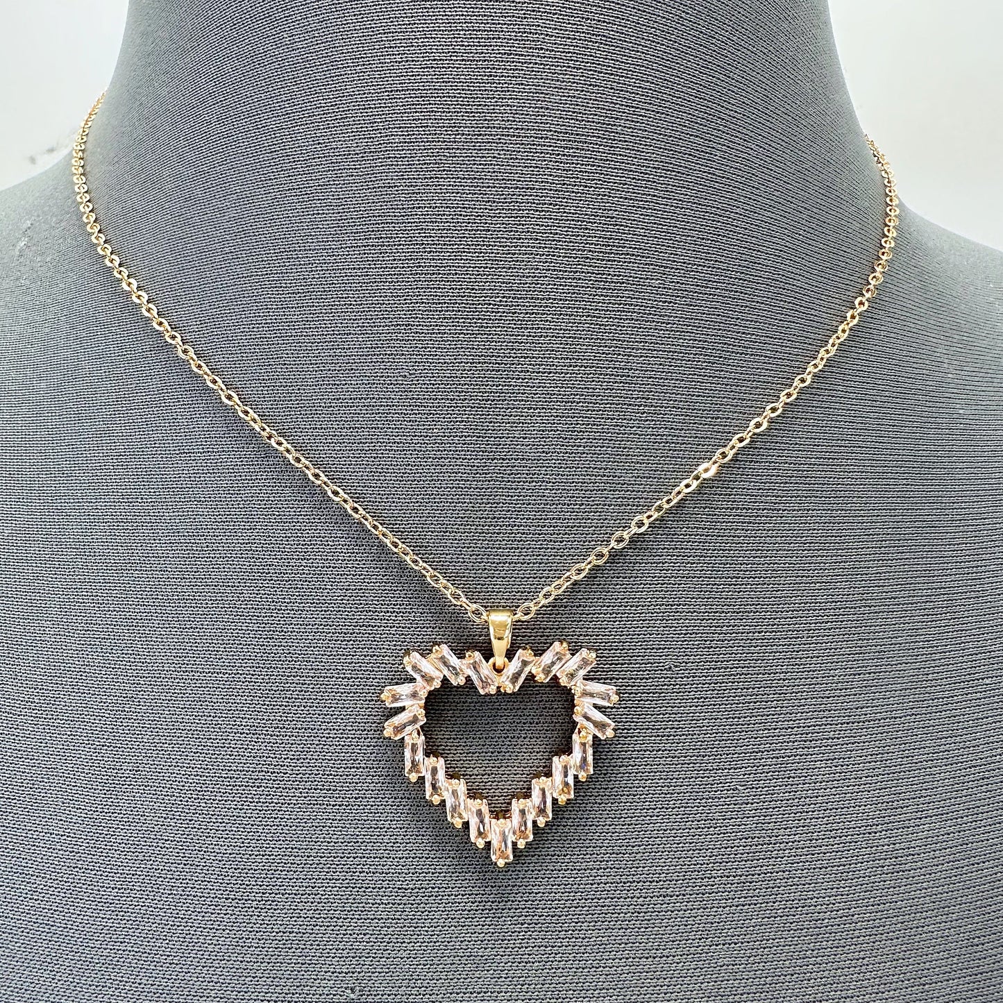 N0227 18267 Love Shape Pendant Necklace