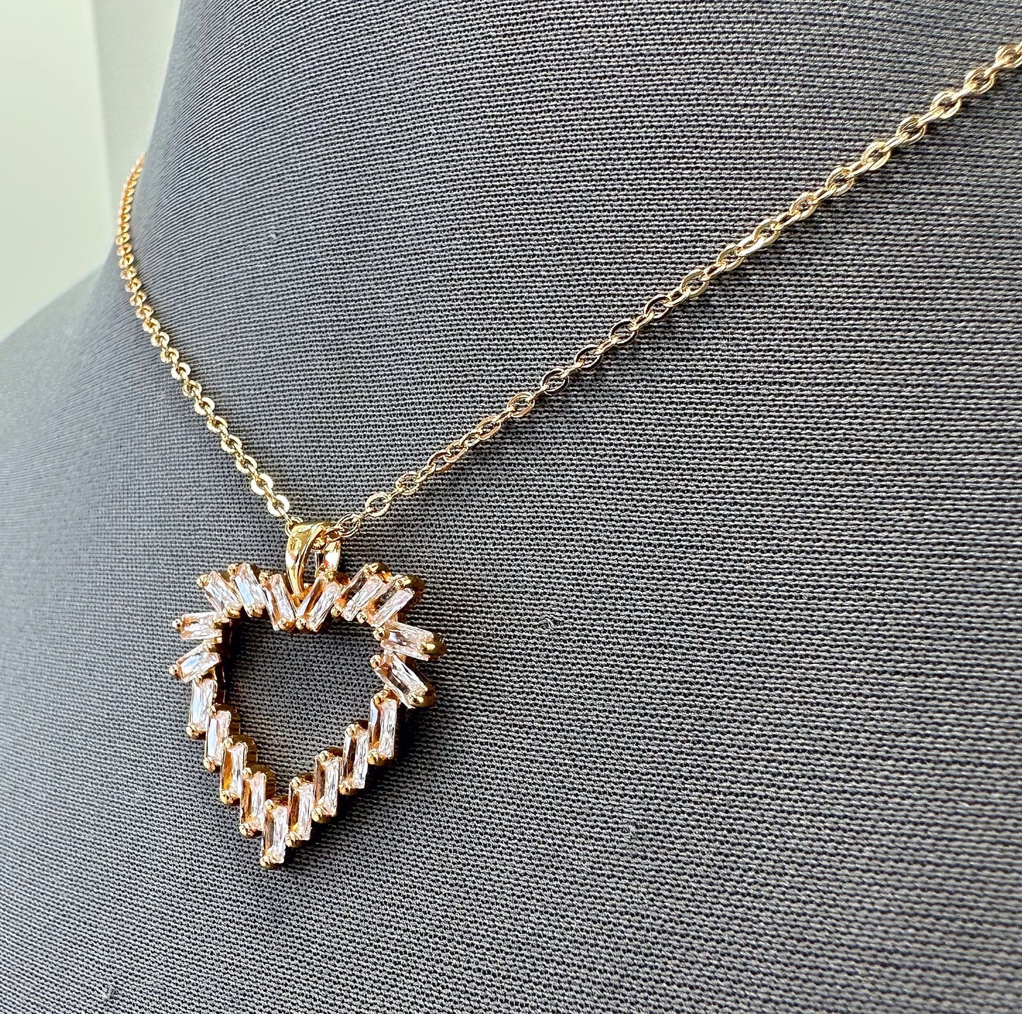 N0227 18267 Love Shape Pendant Necklace