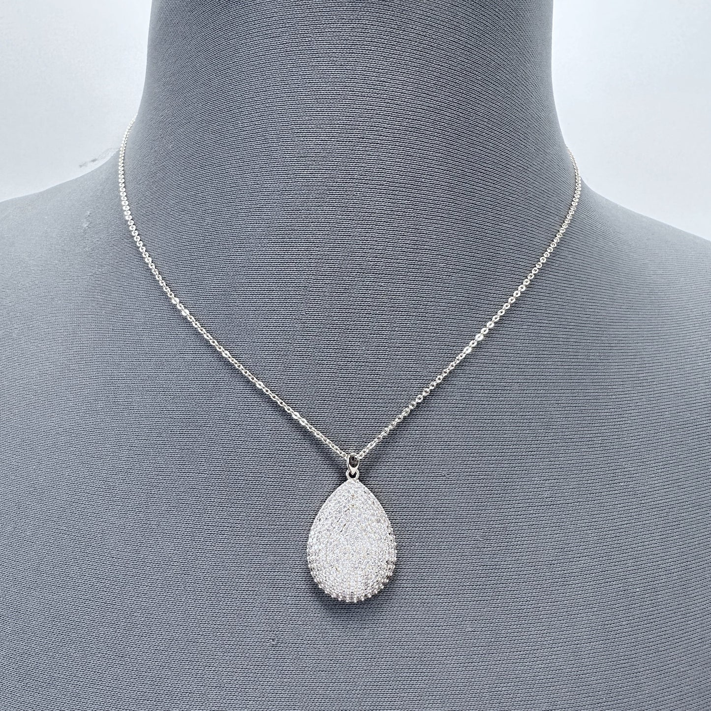 N0213 17923 Oval Shape Pendant Necklace