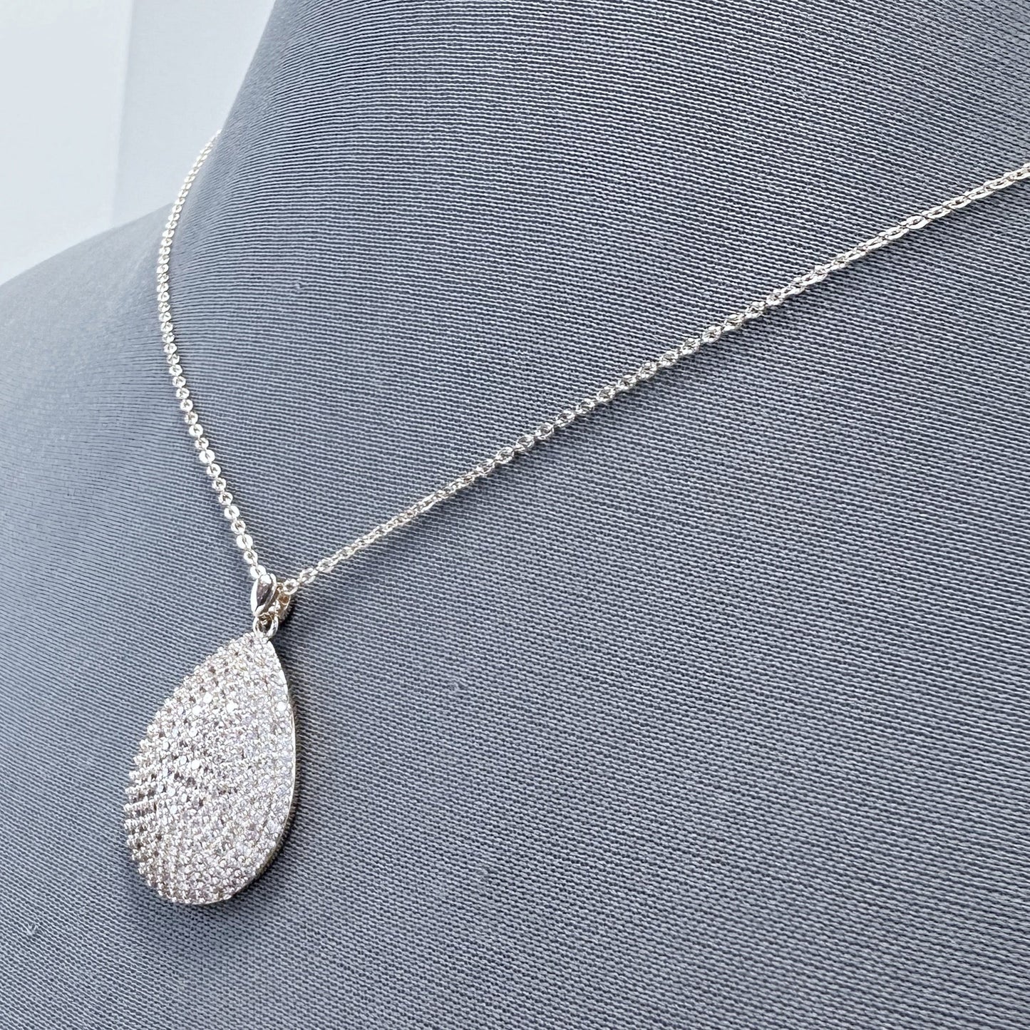 N0213 17923 Oval Shape Pendant Necklace