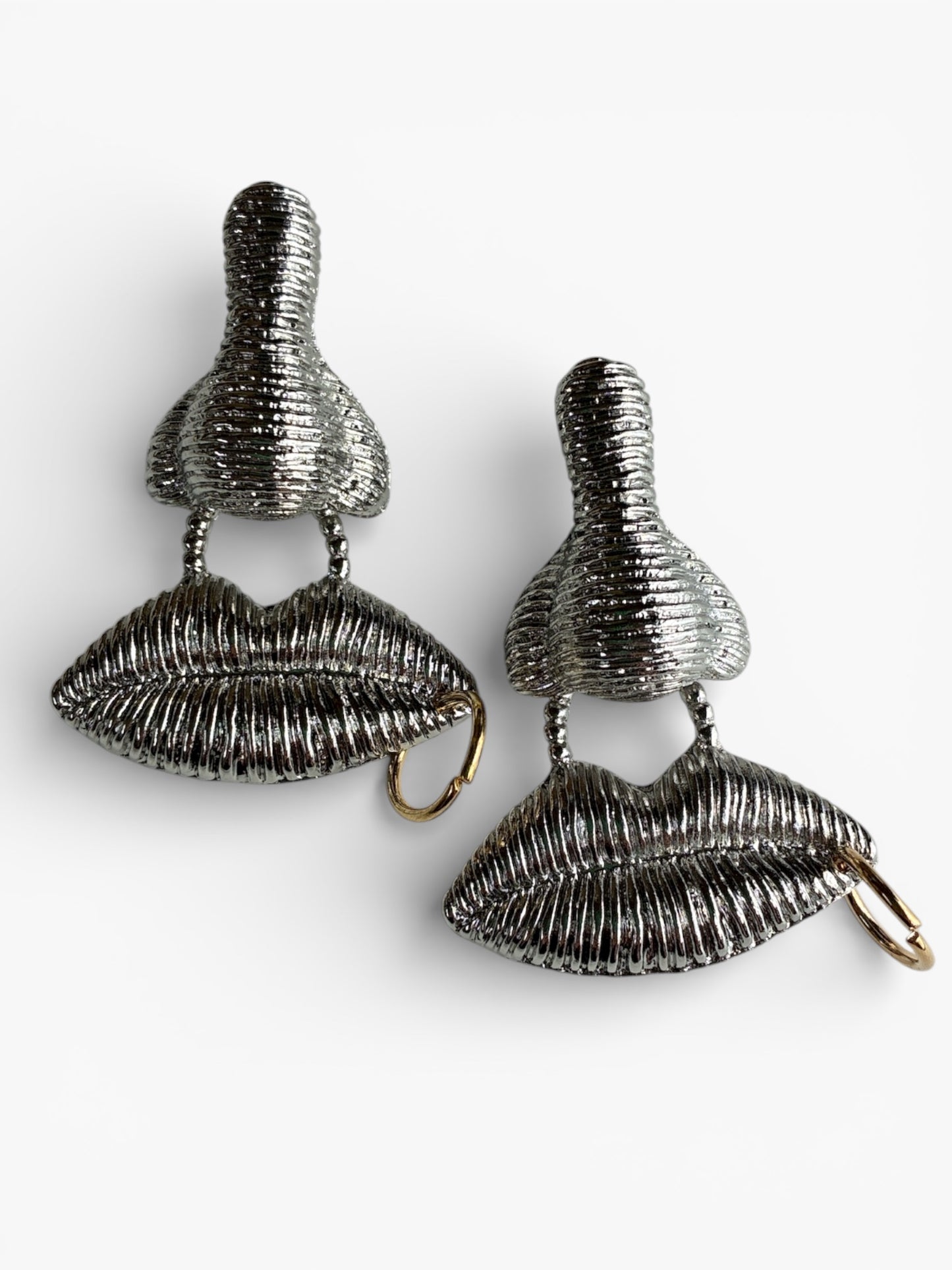 E2206 Silver Lips Dangle Earrings | LN725