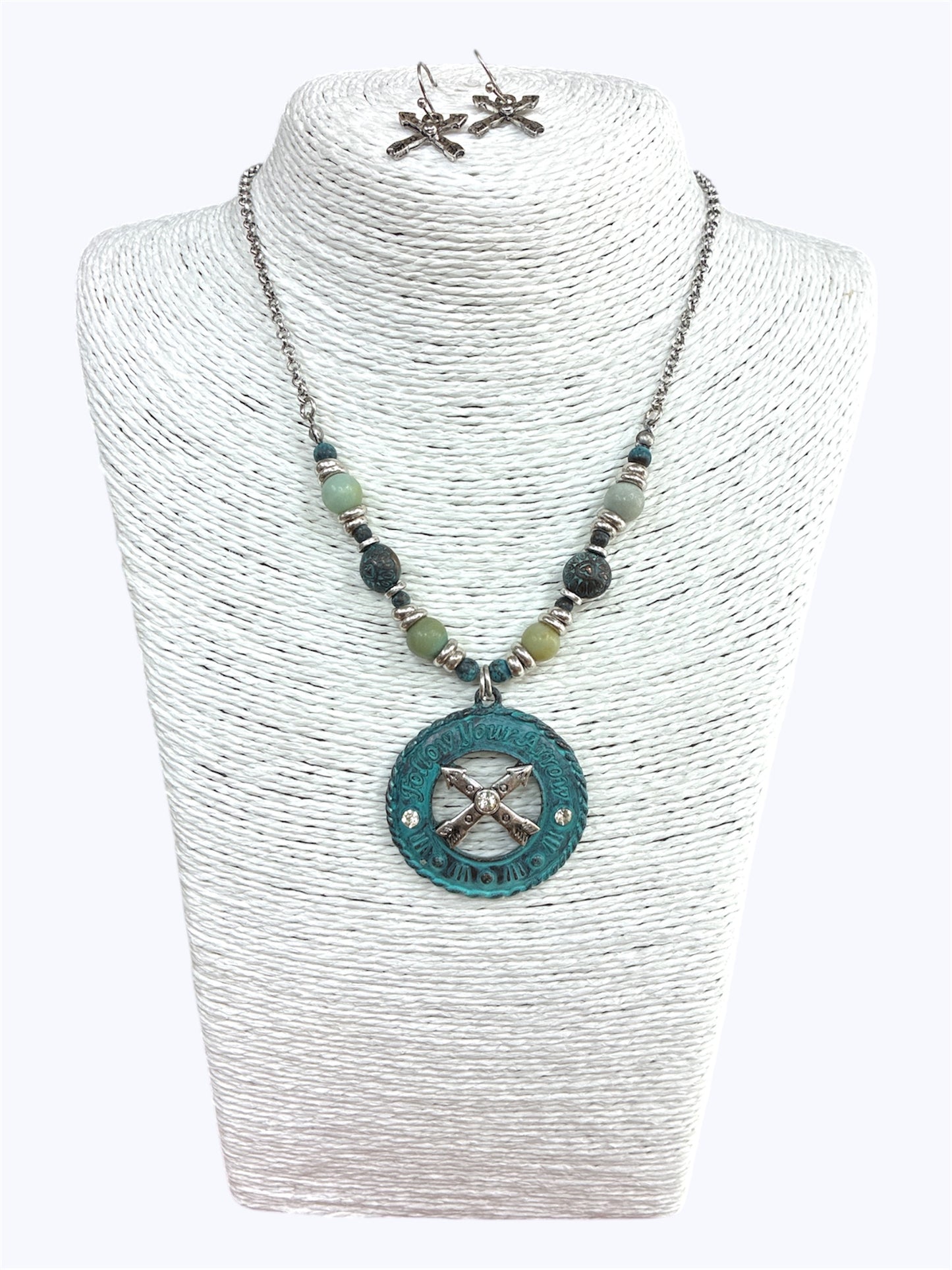 N0504 | Arrow Crossed Design Circle Pendant Necklace | QNE13188