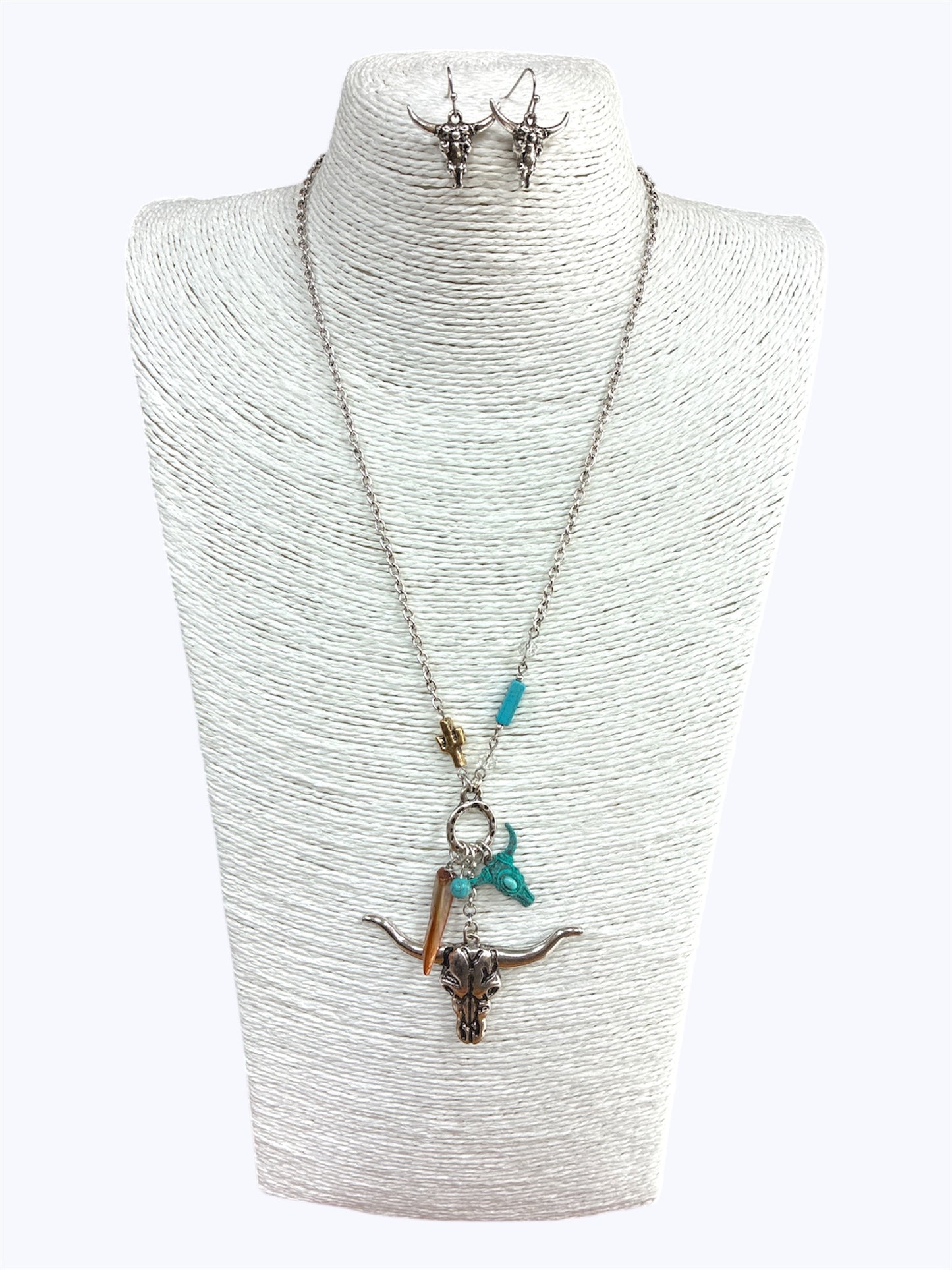 N0678 | Bull Skull Pendant Necklace | QNE16232