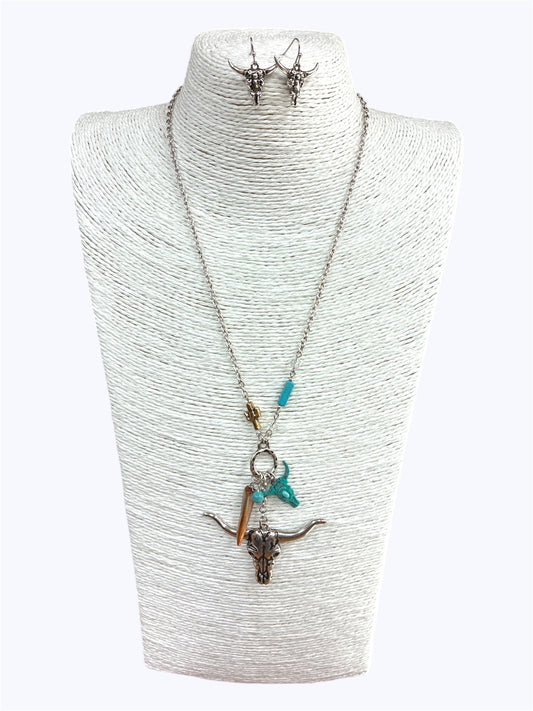 N0678 | Bull Skull Pendant Necklace | QNE16232