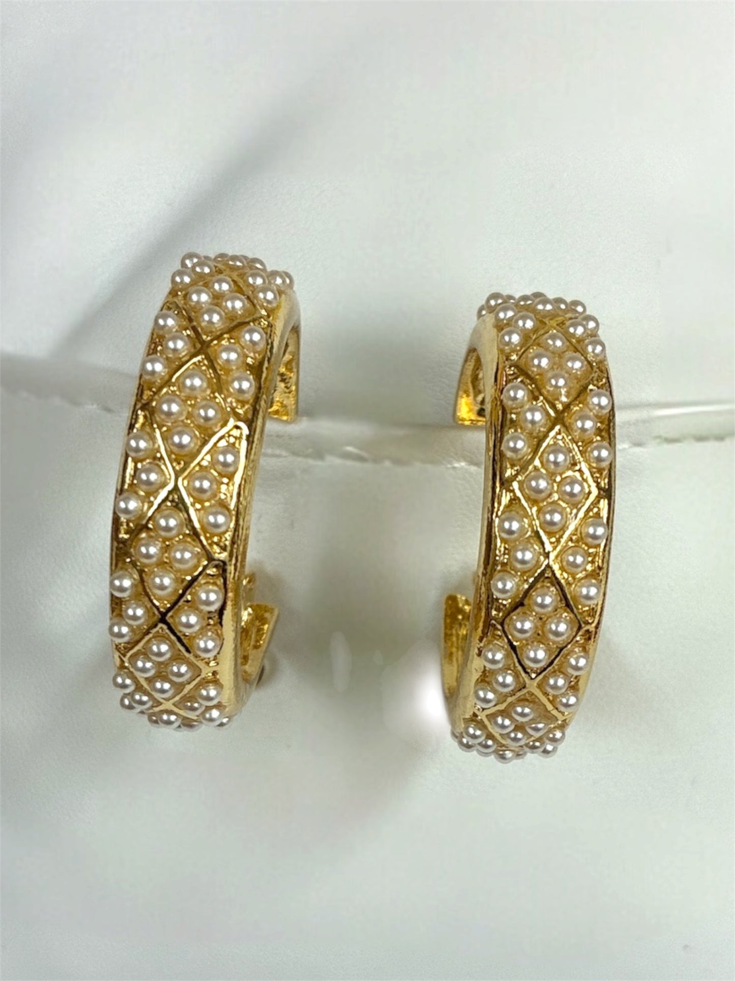 E2293| Medium Pearl Hoops Earrings | YE3605