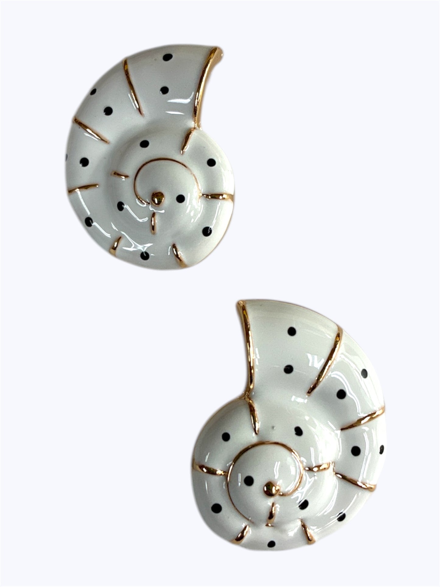 E2302| White Black Shell Stud Earrings | 78E5330