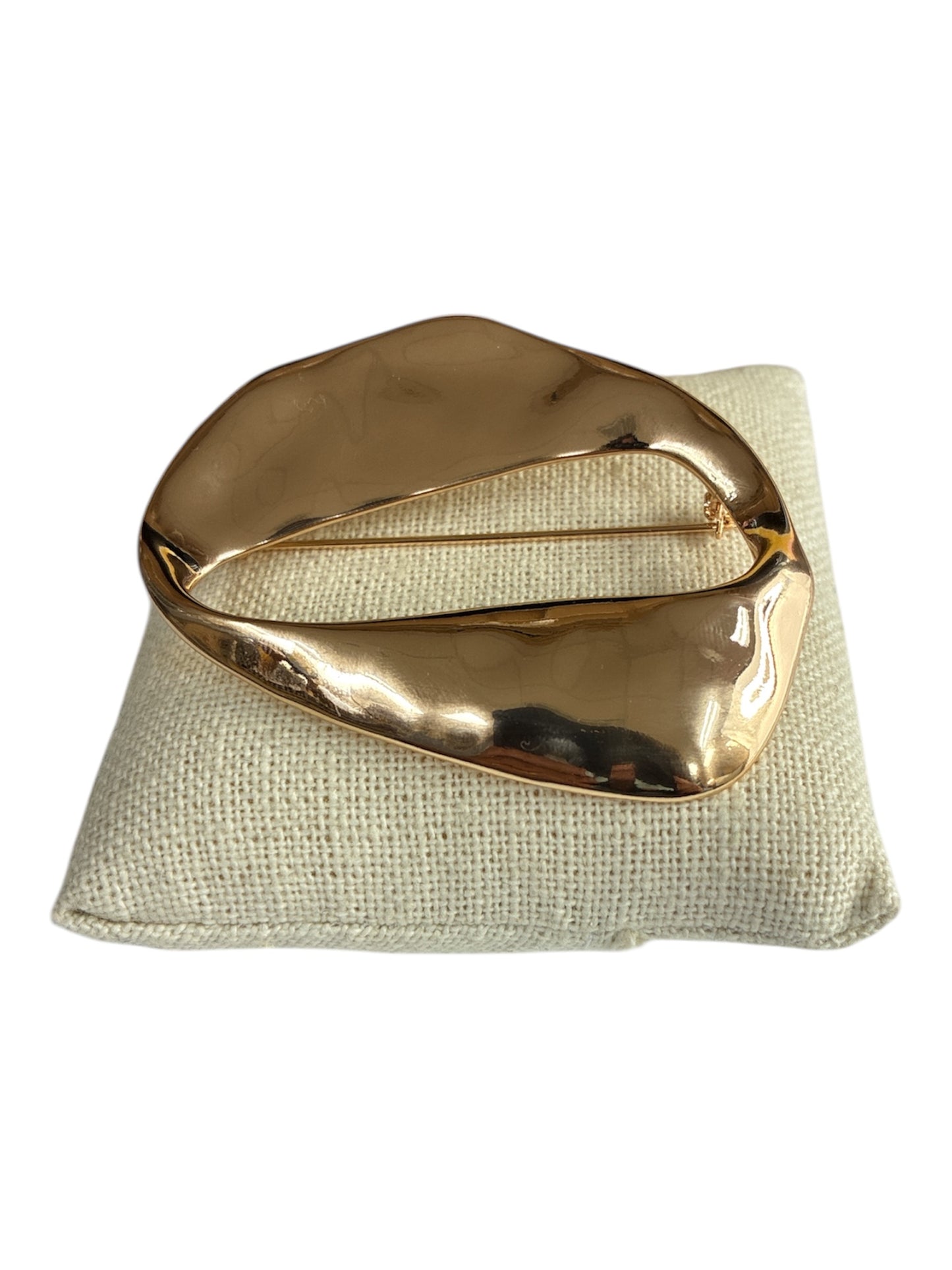 BR0443| Hammered Gold Twisted Oval Pin Brooch | 25P1082