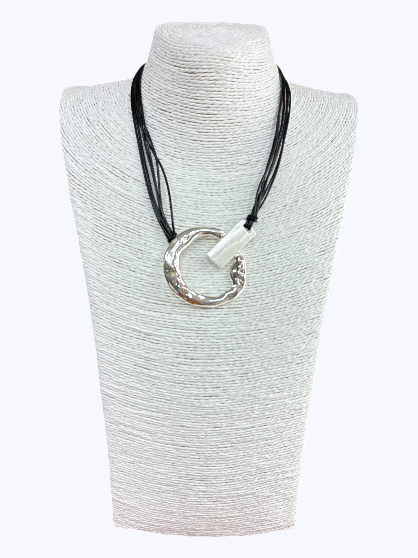 N5137 | Matte and Shiny Oval Pendant Short Necklace | NK26112