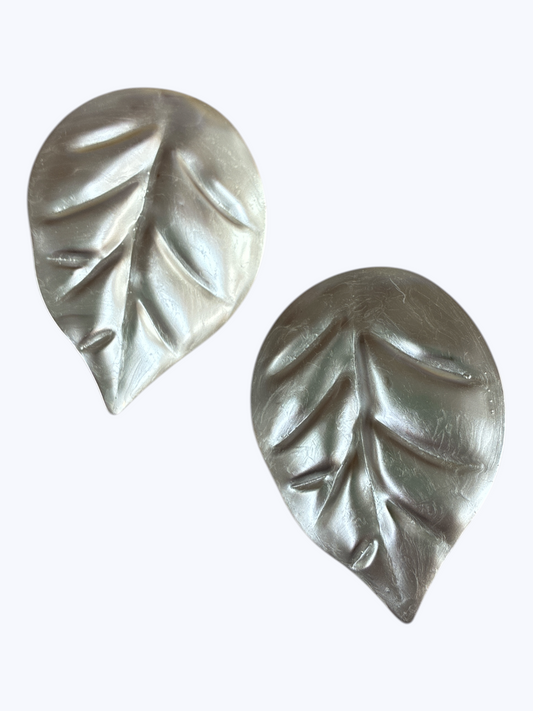 E2304 | Matte Silver Sculpted Leaf Earrings | KE2907