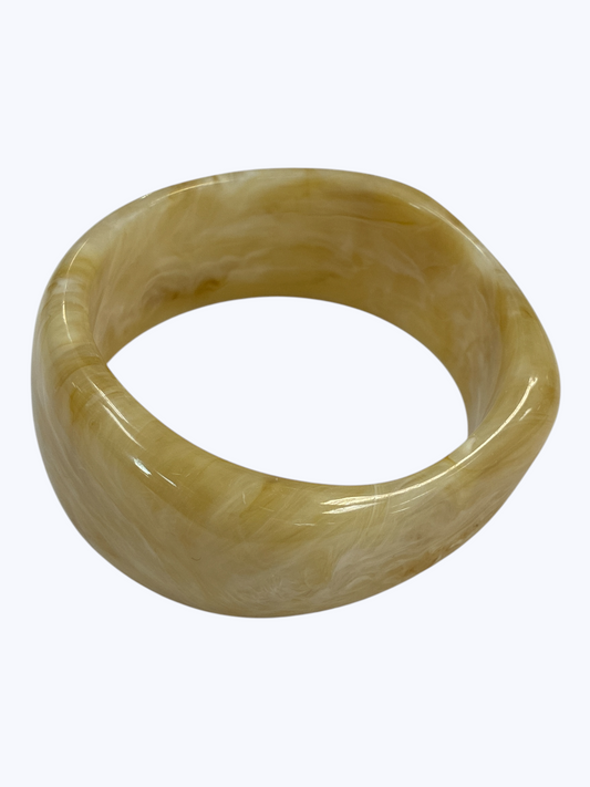 B0477 | Polished Acrylic Wide Bangle | BR26135