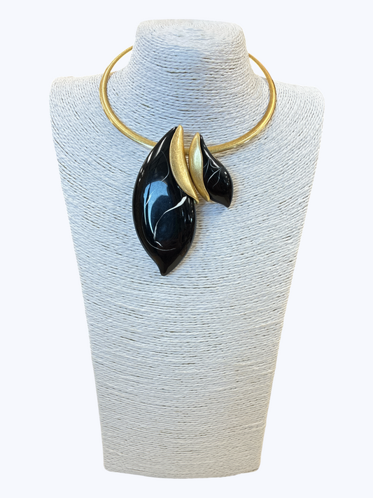 Sculptural Leaf Pendant Necklace | N5402
