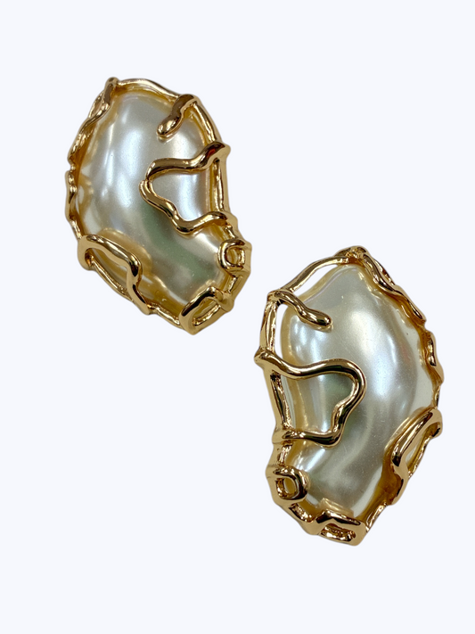 Sculptural Pearl Stud Earrings | E2641