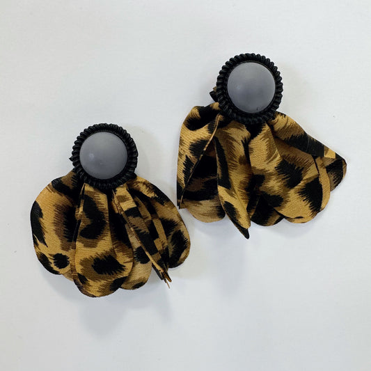 E0214 | Pleated Petal Drop Earrings | GE3337