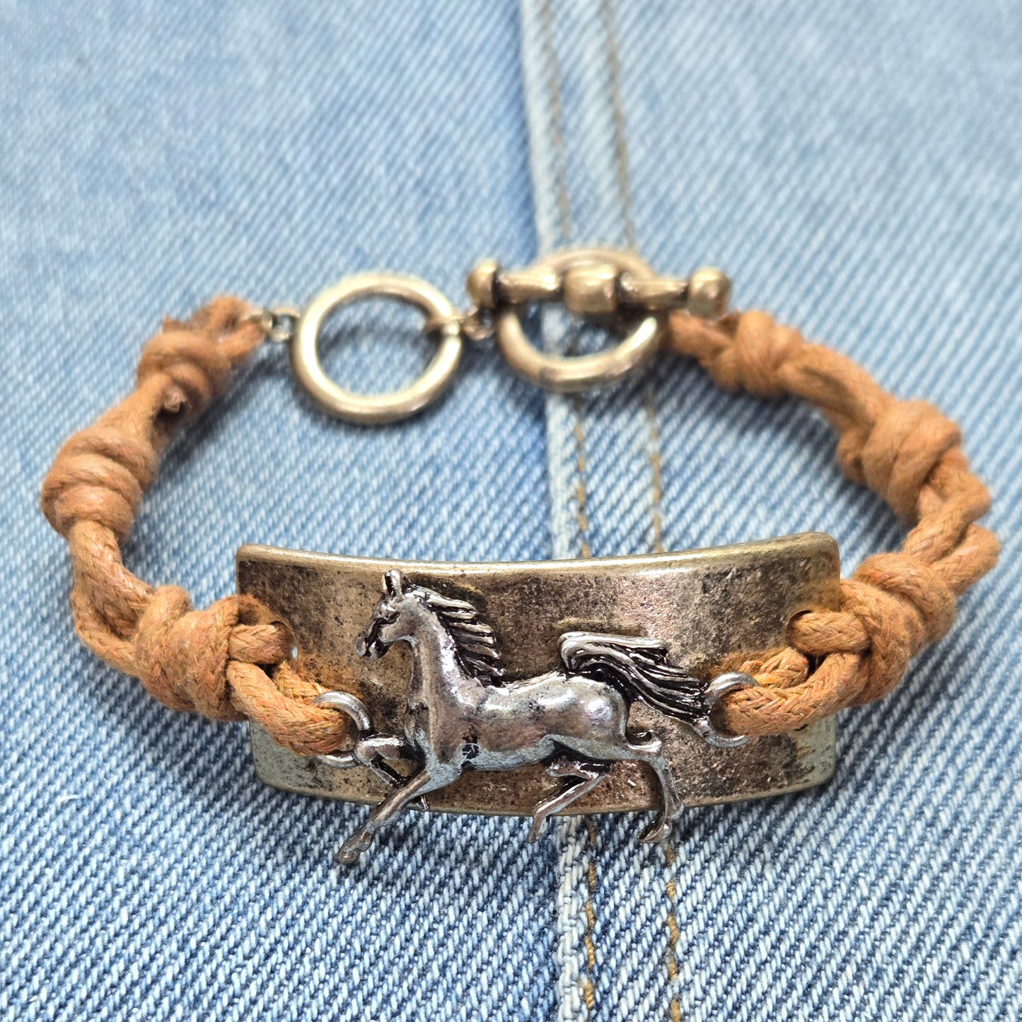 B0198 QB7247 Horse Design Bracelet