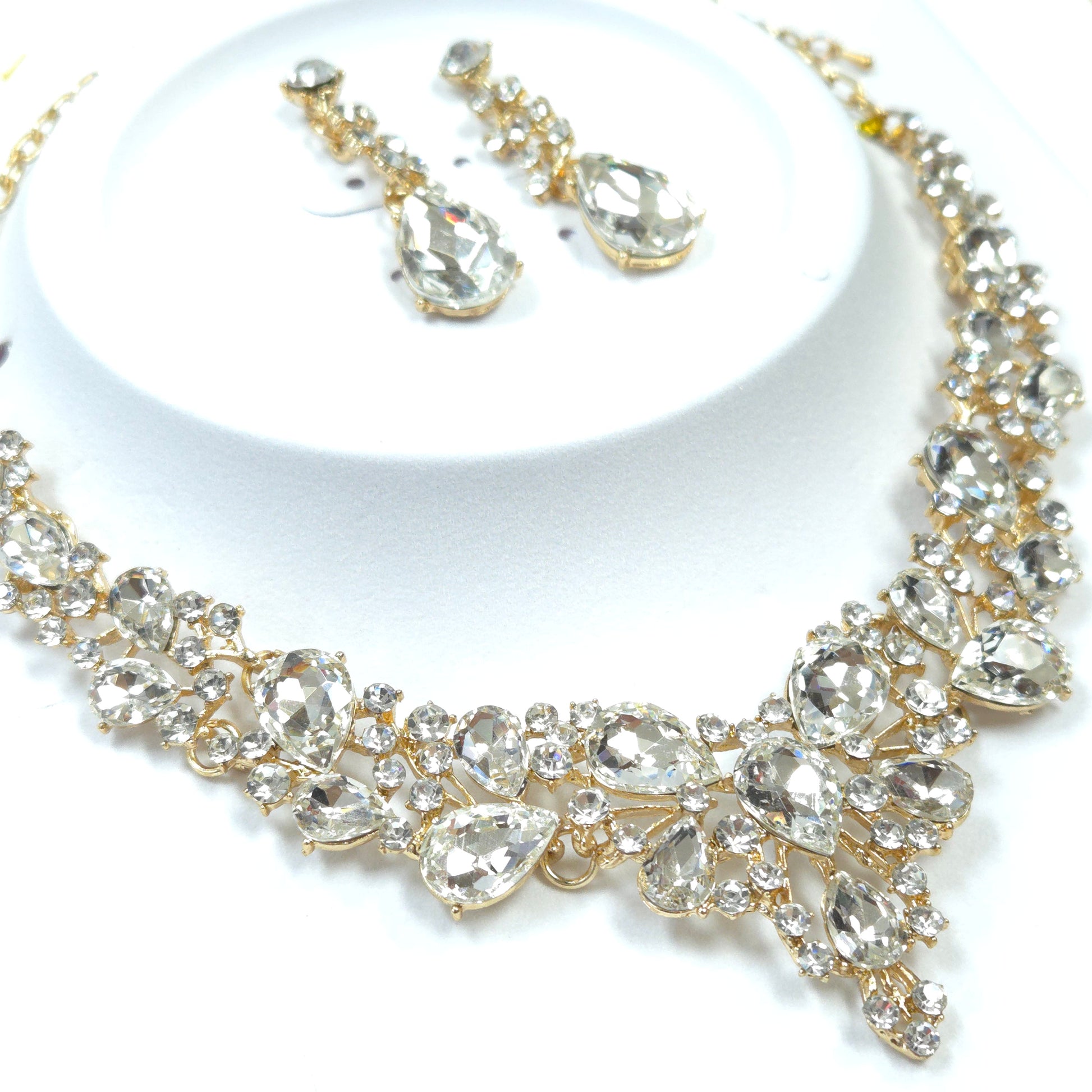 Jewelry set with headband and earrings on a white background