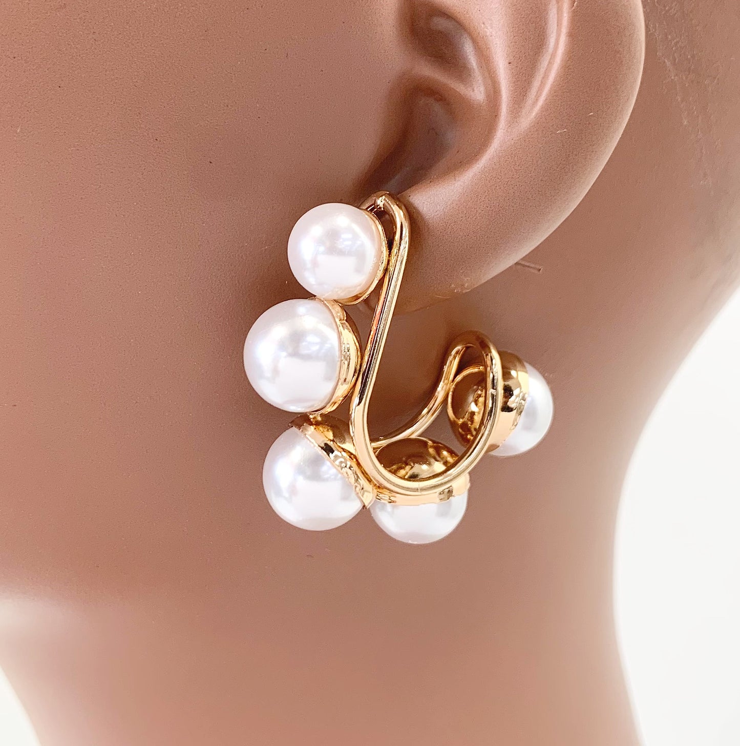 E0032 | Sculpted Pearl Curve Earrings | 78E4875